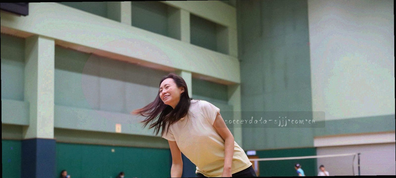 春绿、夏橙、秋金、冬蓝四层近似色块彼此错位叠压的抽象纹理，表面带轻微纸张颗粒感